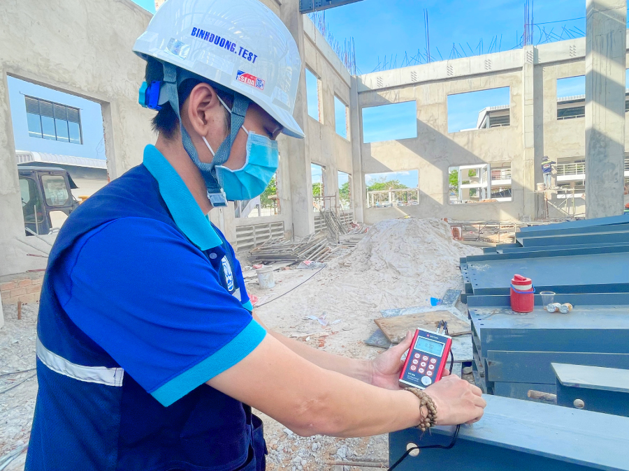 Độ ngũ kỹ thuật đang thực hiện kiểm định công trình